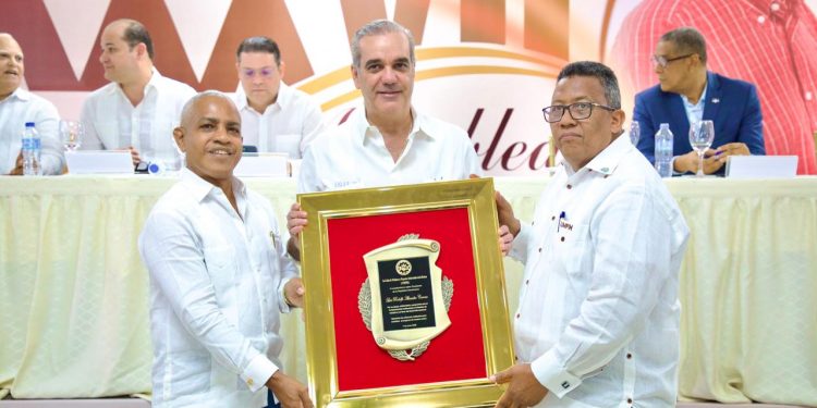 Abinader reafirma respaldo a industriales de la harina para garantizar estabilidad en el precio del pan