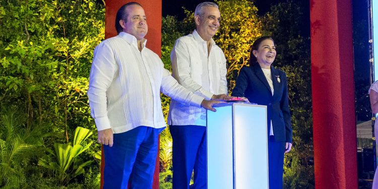 Abinader y Carolina Mejía entregan moderno parque deportivo que transforma el litoral de Santo Domingo
