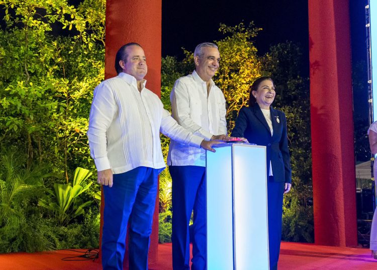 Abinader y Carolina Mejía entregan moderno parque deportivo que transforma el litoral de Santo Domingo