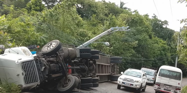 Accidentes contra postes eléctricos generan pérdidas millonarias a EDENORTE en la región Norte