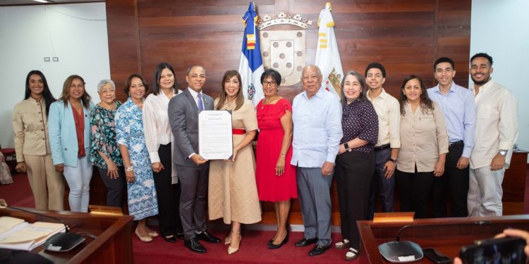 Ayuntamiento de Santiago reconoce a Grisbel Medina como Hija Adoptiva de la ciudad