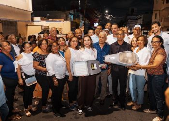 Carolina Mejía fortalece la seguridad en Villa Francisca y La Fe con más de mil luminarias LED