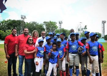Comisionado de Béisbol destaca impacto social de Compassion Internacional a través del torneo “Un Batazo de Esperanza”