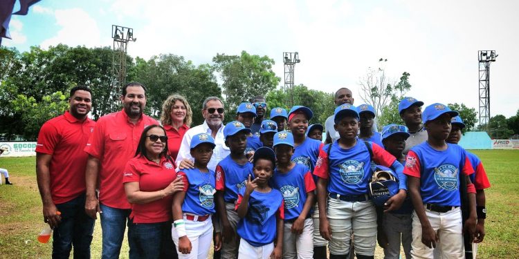 Comisionado de Béisbol destaca impacto social de Compassion Internacional a través del torneo “Un Batazo de Esperanza”
