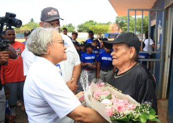 Comisionado de Béisbol rinde homenaje a doña Norma Díaz por su legado en el deporte