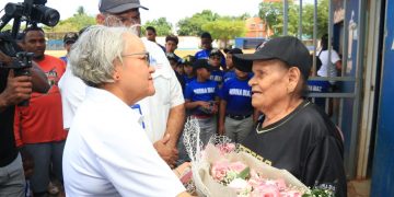 Comisionado de Béisbol rinde homenaje a doña Norma Díaz por su legado en el deporte