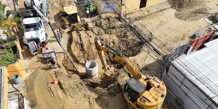 Coraasan acelera reparación de colector sanitario afectado por hundimiento en urbanización Henríquez