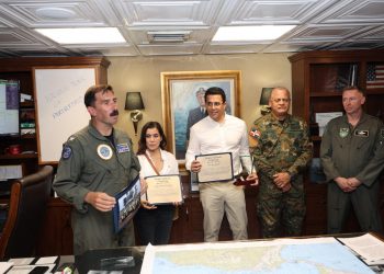 David Collado visita el portaaviones USS Nimitz junto a autoridades dominicanas y diplomáticos estadounidenses
