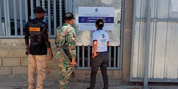 Desmantelan almacén que comercializaba productos vencidos y alimentos en mal estado en San Cristóbal
