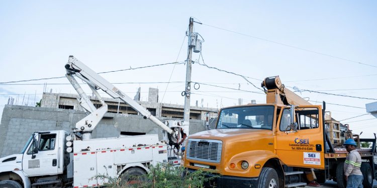 Edesur fortalece red eléctrica en Azua con nuevos transformadores de distribución