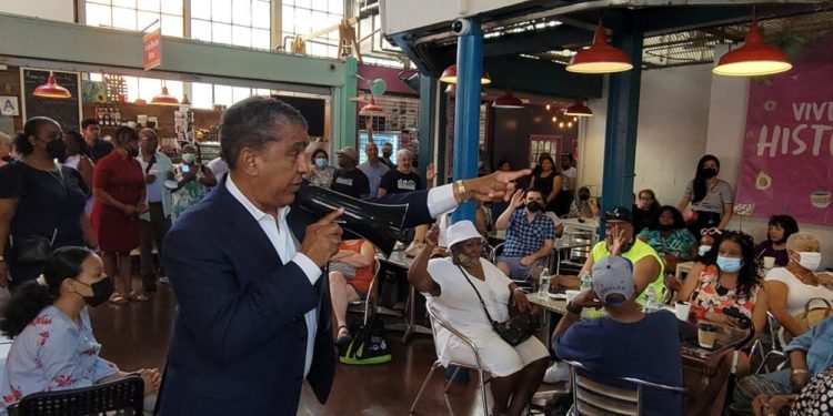 Dominicanos NYC reconocen del congresista Espaillat estar siempre presente con la comunidad