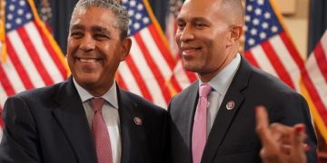 Líder Hakeem Jeffries reafirma respaldo a Espaillat rumbo a las primarias demócratas