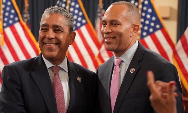 Líder Hakeem Jeffries reafirma respaldo a Espaillat rumbo a las primarias demócratas