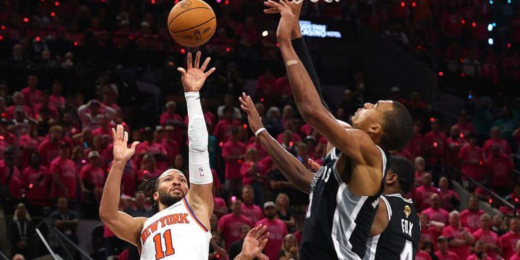 Knicks sorprenden a San Antonio y toman ventaja en las Finales de la NBA