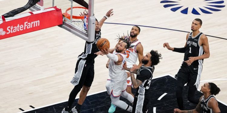 Knicks protagonizan remontada histórica y quedan a un triunfo del campeonato de la NBA
