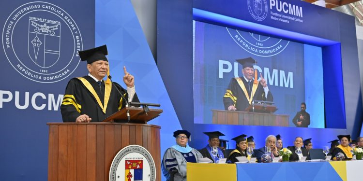 Leonardo Aguilera insta a graduados de la PUCMM a liderar con ética y resiliencia