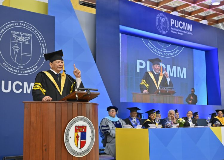 Leonardo Aguilera insta a graduados de la PUCMM a liderar con ética y resiliencia