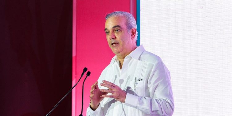 Abinader convierte en ley paquete de medidas para fortalecer la economía ante desafíos globales