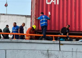 Imprudencia al volante deja a motociclista atrapado entre una patana y un muro de elevado