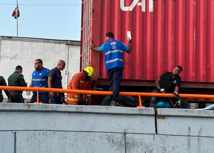 Imprudencia al volante deja a motociclista atrapado entre una patana y un muro de elevado