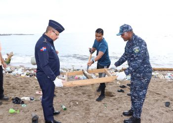 Policía Nacional se suma a jornada ambiental que logra cifra récord de recolección en playa de Santo Domingo