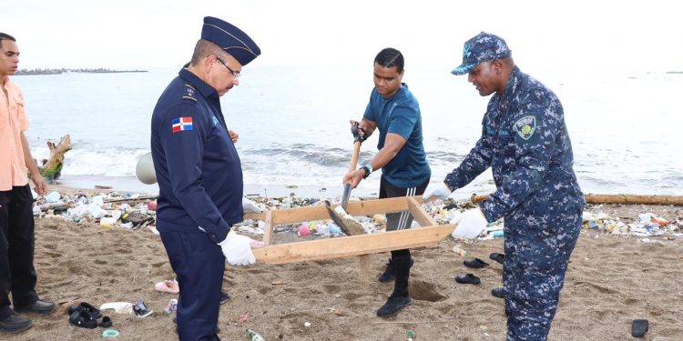 Policía Nacional se suma a jornada ambiental que logra cifra récord de recolección en playa de Santo Domingo