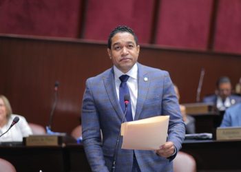 Diputado de Pedernales abandona la Fuerza del Pueblo y anuncia renuncia irrevocable