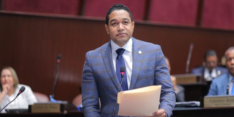 Diputado de Pedernales abandona la Fuerza del Pueblo y anuncia renuncia irrevocable