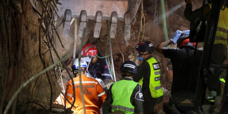 Rescatistas dominicanos se unen a labores de emergencia tras devastador terremoto en Venezuela