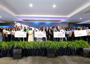 Tribunal Constitucional y Educación premian a estudiantes destacados en concurso sobre valores constitucionales