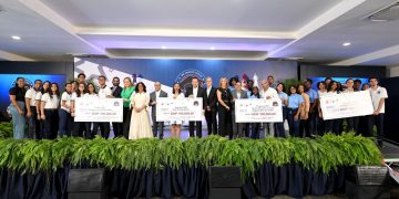 Tribunal Constitucional y Educación premian a estudiantes destacados en concurso sobre valores constitucionales