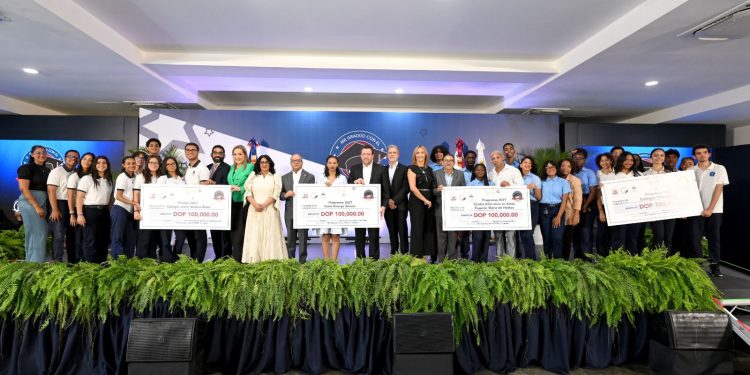 Tribunal Constitucional y Educación premian a estudiantes destacados en concurso sobre valores constitucionales