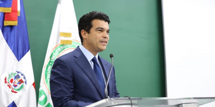 Wellington Arnaud destaca en la UNPHU importancia de una Ley de Agua para transformar el país
