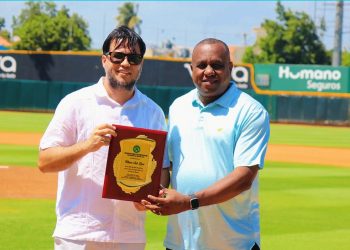 Periodista William Aish recibe homenaje por su aporte al béisbol y al periodismo deportivo