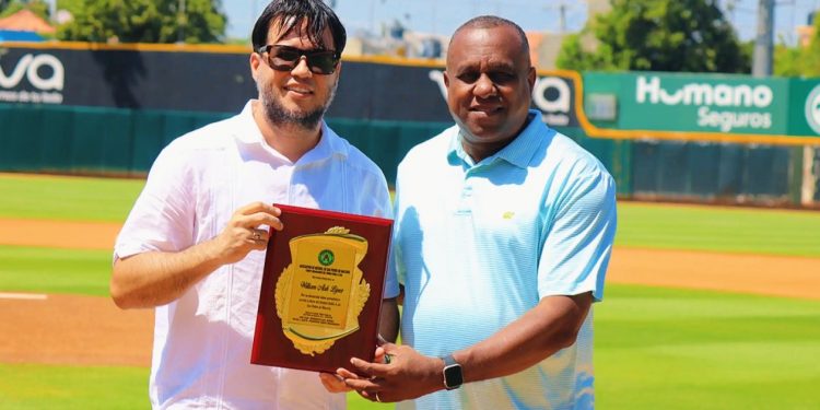 Periodista William Aish recibe homenaje por su aporte al béisbol y al periodismo deportivo