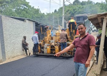 Gobierno, Coraasan y autoridades locales impulsan asfaltado de calles en Jacagua