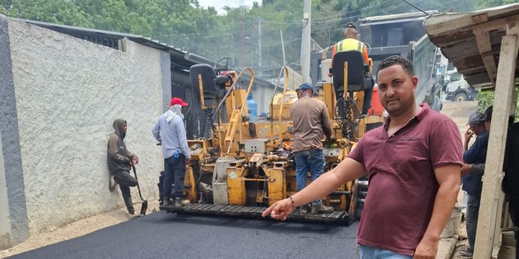 Gobierno, Coraasan y autoridades locales impulsan asfaltado de calles en Jacagua