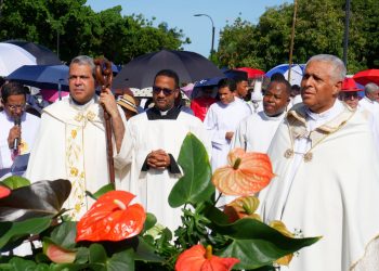 Miles de católicos llenan las calles en una multitudinaria celebración de Corpus Christi