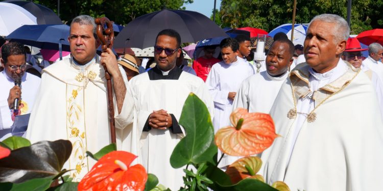 Miles de católicos llenan las calles en una multitudinaria celebración de Corpus Christi