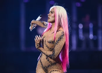 Niña sorprende a Karol G al revelar que su canción favorita es “Dai Dai” de Shakira durante concierto en Toronto