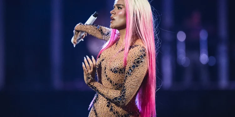 Niña sorprende a Karol G al revelar que su canción favorita es “Dai Dai” de Shakira durante concierto en Toronto
