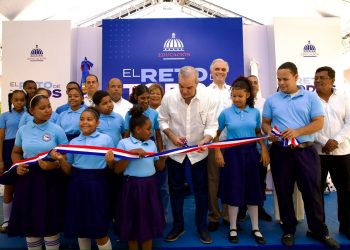 Abinader entrega nuevas obras educativas y habitacionales en Los Alcarrizos y Boca Chica