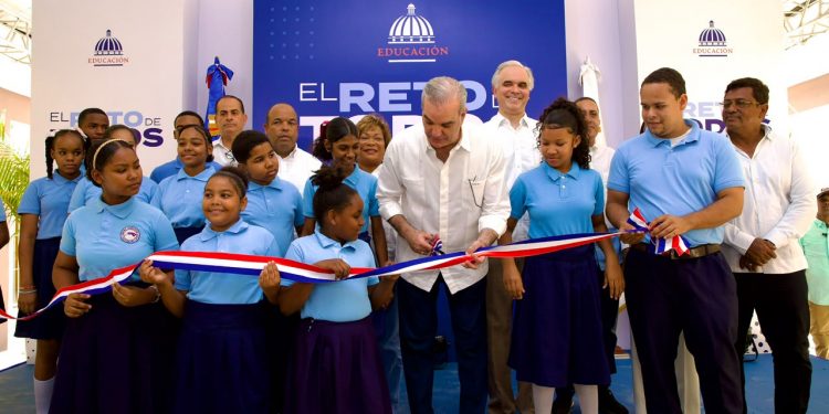 Abinader entrega nuevas obras educativas y habitacionales en Los Alcarrizos y Boca Chica