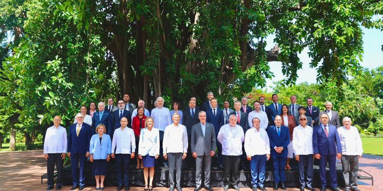Abinader fortalece vínculos con la comunidad internacional durante encuentro con el Cuerpo Diplomático