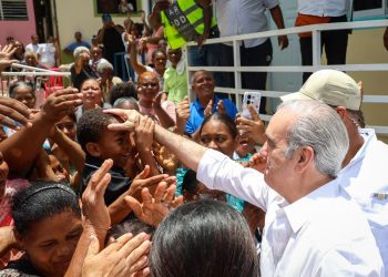 Abinader impulsa obras de agua, educación y deporte durante jornada de “El Gobierno Contigo” en Samaná