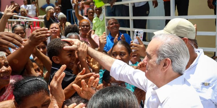 Abinader impulsa obras de agua, educación y deporte durante jornada de “El Gobierno Contigo” en Samaná