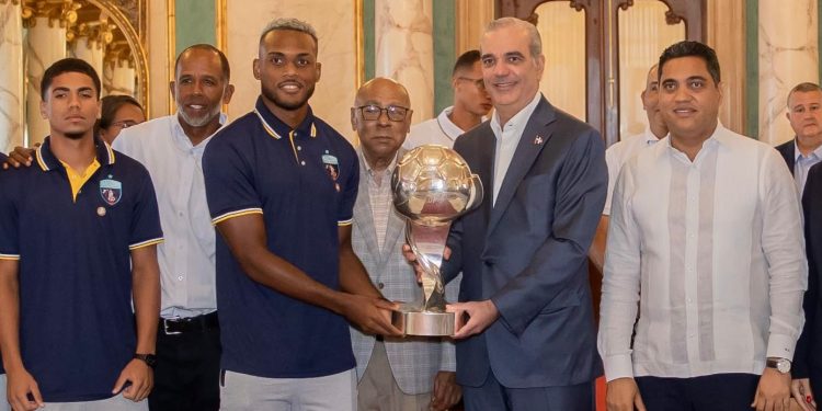 Abinader reconoce al Salcedo FC por su histórica conquista del título nacional