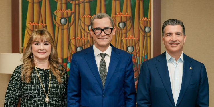 Ministro de Trabajo conoce estrategia de innovación y capacitación tecnológica del Banco Popular
