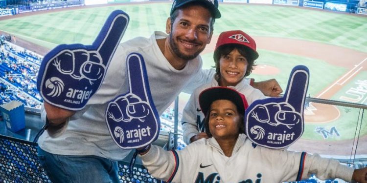 Arajet celebra el Día del Padre con experiencia familiar en el béisbol de Grandes Ligas