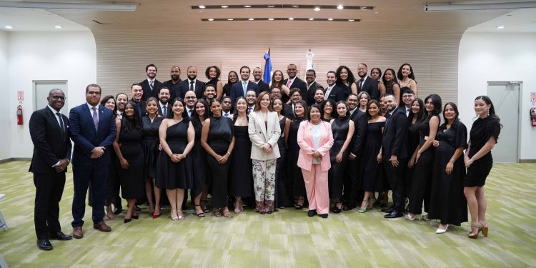 CEDIMAT fortalece la formación médica con la graduación de 49 nuevos especialistas